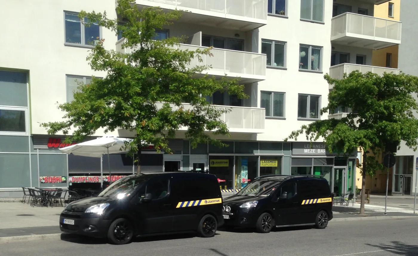 Låsassistans servicebilar utanför